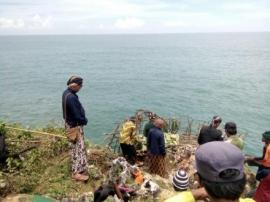 TRADISI BUBUH-BUBUH PANTAI KESIRAT